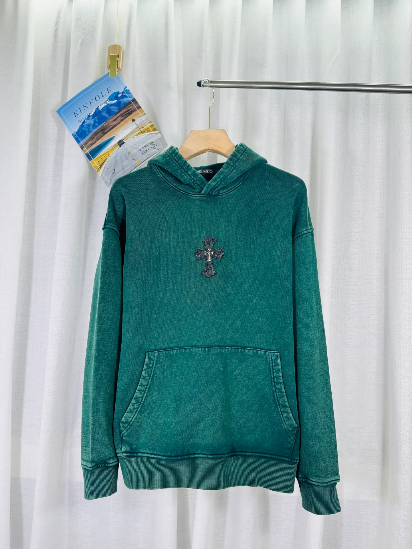 P330 top version, real shot without P, ​​different from market currency) 𝗖𝗵𝗿𝗼𝗺𝗲 𝗛𝗲𝗮𝗿𝘁𝘀/Cro Heart 2025 washed and burned flower patch embroidered autumn and winter new original single counter American veneer 3D three-dimensional couple casual hooded sweatshirt 👑The highest version! Customized fabric 480g tripe terry fabric! American acid-washed and distressed original fabric, laser burning + leather embroidery, exquisite embroidery of letters! The best-selling model in the counter, very comfortable to wear. Accessories: original molded and authenticated collar label➕100% silk wash label. Genuine purchase-grade original hangtag➕matching hanging rope➕3D hanging beads➕original packaging bag. Craftsmanship: The original version has consistent wiring! The highest version of the armhole matching technique! Color: Black Green Size: S M L XL Style No.: 9337
